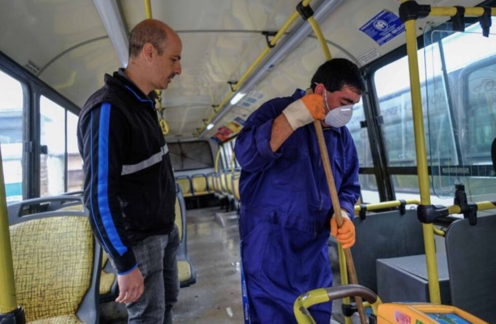 Suspenden el Estacionamiento Medido y los micros sólo podrán circular con pasajeros sentados