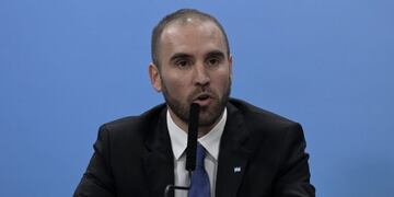 Martín Guzmán sale a canjear deuda por 9\u002E000 millones de dólares en el mercado local\u002E (AFP)