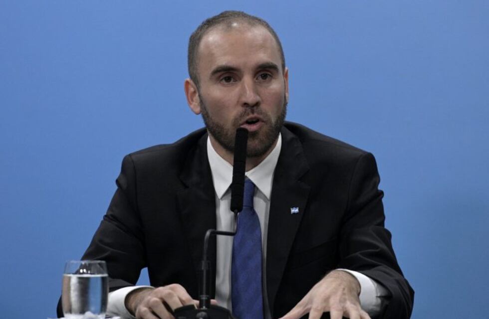 Martín Guzmán sale a canjear deuda por 9.000 millones de dólares en el mercado local