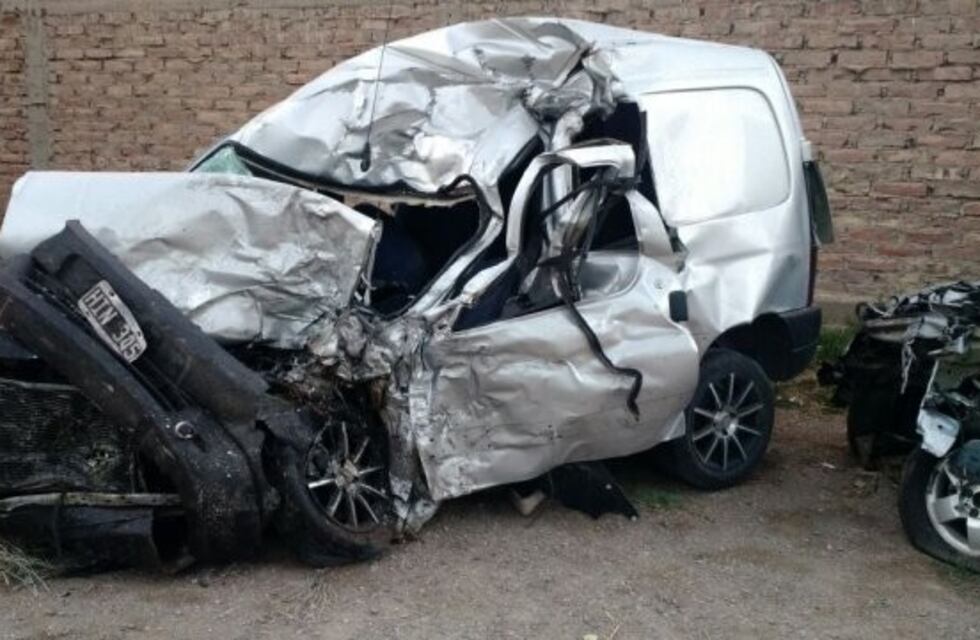 Un camionero intentó pasar a otro en Alta Montaña y chocó de frente: un muerto