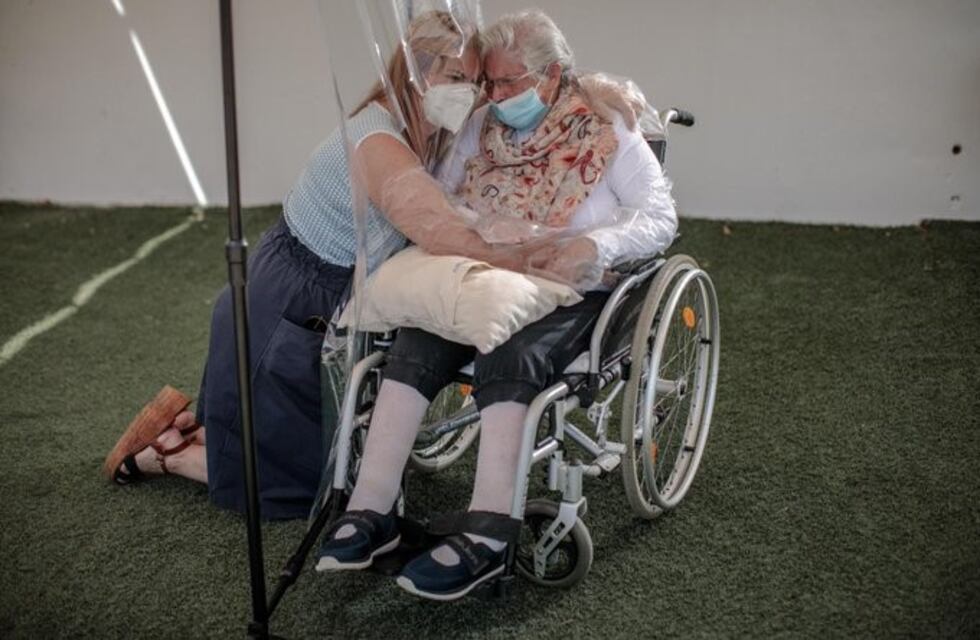 Una residencia de ancianos creó el "arco de los abrazos" para familiares