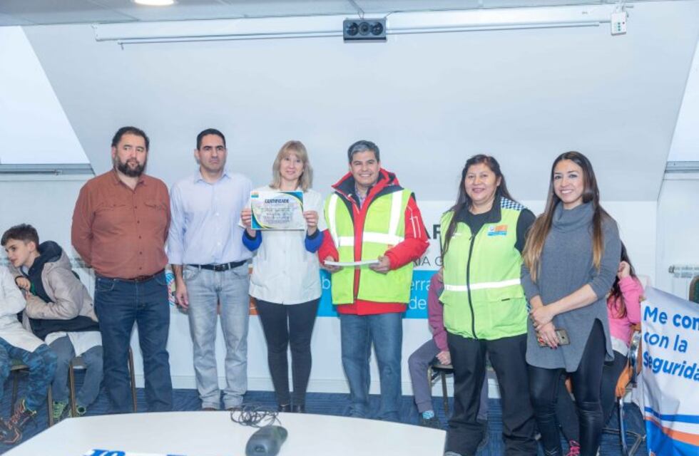 El gobierno entregó diplomas a alumnos de primaria por la finalización del curso de seguridad vial