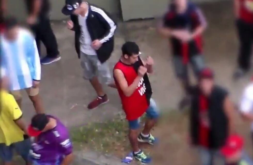 La Provincia mostró en video a los hinchas de Colón que llevaron bombas de estruendo
