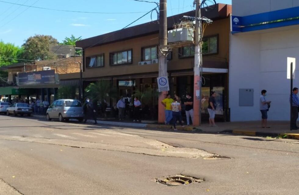 A pesar de la cuarentena, se formaron extensas filas en cajeros de Iguazú y Libertad