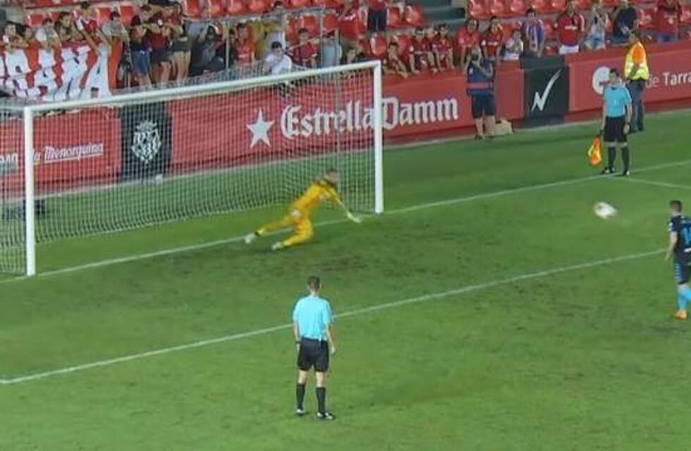 ¡No de nuevo! Un ex Newell's picó un penal a lo Abreu en su debut en el fútbol español