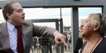 Vallado de por medio, unas 30 personas esperaron la tarde de este miércoles la llegada del presidente Mauricio Macri al Polo TIC, en Godoy Cruz\u002E