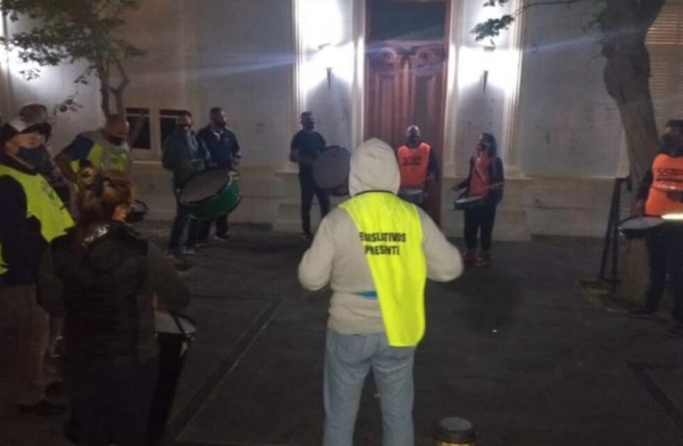 "Acampe" sindical en la Casa de Gobierno de Chubut