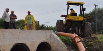 El intendente de Pinedo, Juan Antonio Reschini supervisando el uso de las bombas de agua en la ciudad\u002E