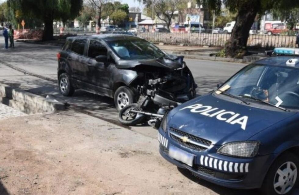 Un motociclista fue embestido por una camioneta y murió en el acto
