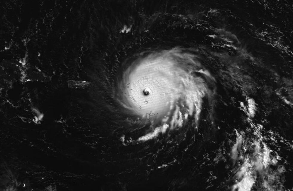 Escalofriante: un avión se metió en el huracán Irma y sus pilotos lo filmaron