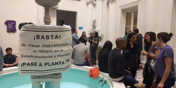 Empleados municipales precarizados coparon el patio del Palacio de los Leones\u002E (@aterosario)