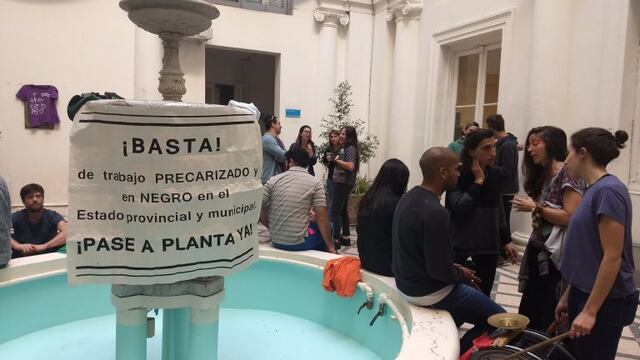Empleados municipales precarizados coparon el patio del Palacio de los Leones\u002E (@aterosario)