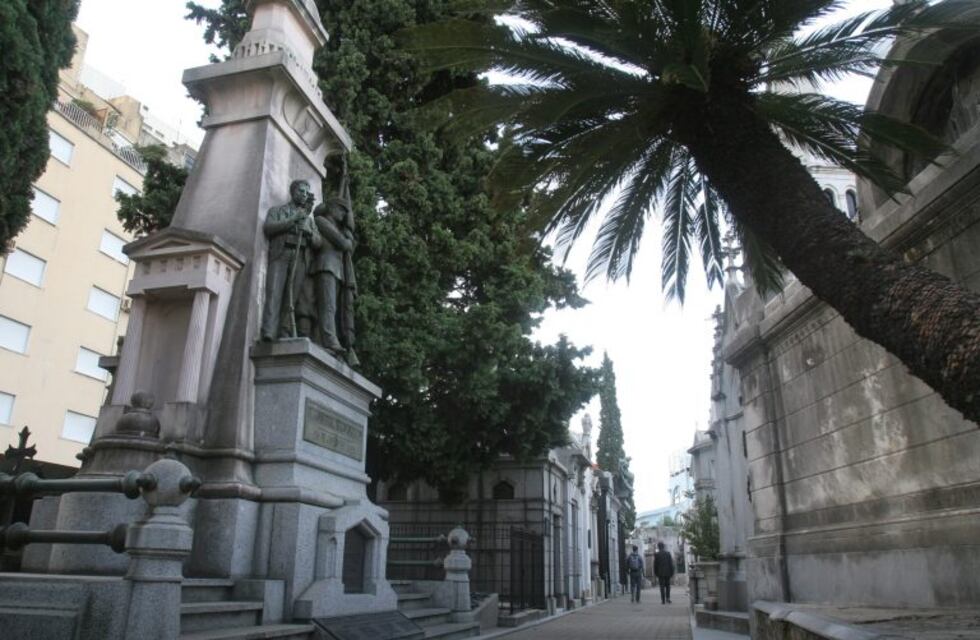 Un herido por la caída de una estatua en el cementerio de Recoleta