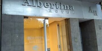 El escándalo fue en la puerta del Hotel Albertina en pleno centro sanjuanino\u002E