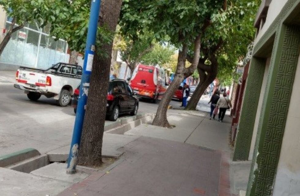 Una ambulancia quedó "frenda" por el MetroBus