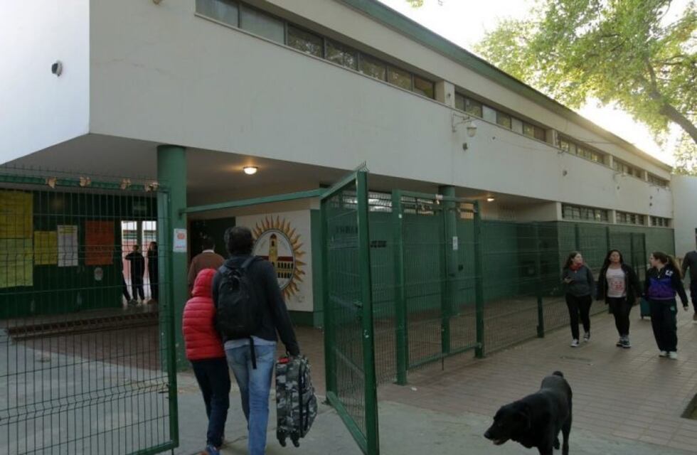 Con colectivos custodiados y clases en varias escuelas, el paro tuvo bajo acatamiento en Mendoza