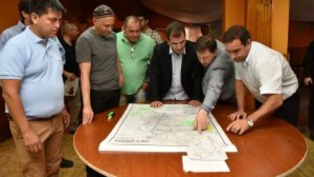 Bergman, junto a Ritondo en Bahu00eda Blanca para supervisar el accionar. (DyN)