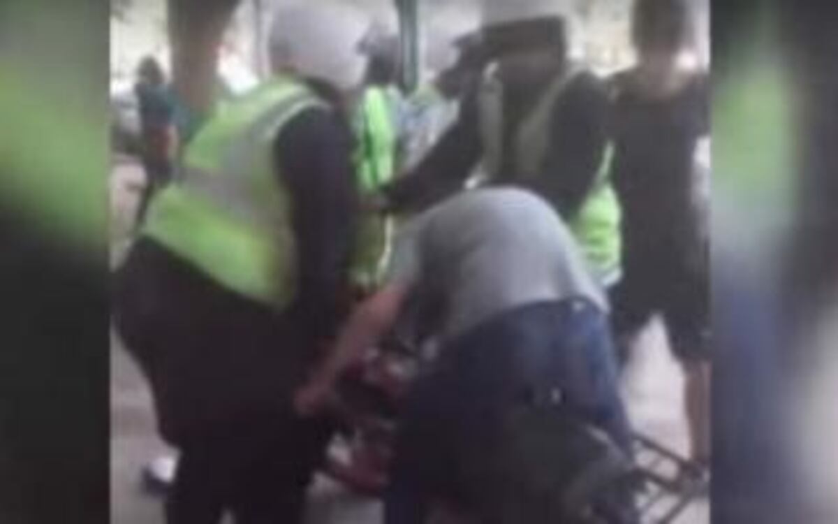 Jovenes se pelean con la Policía por una moto