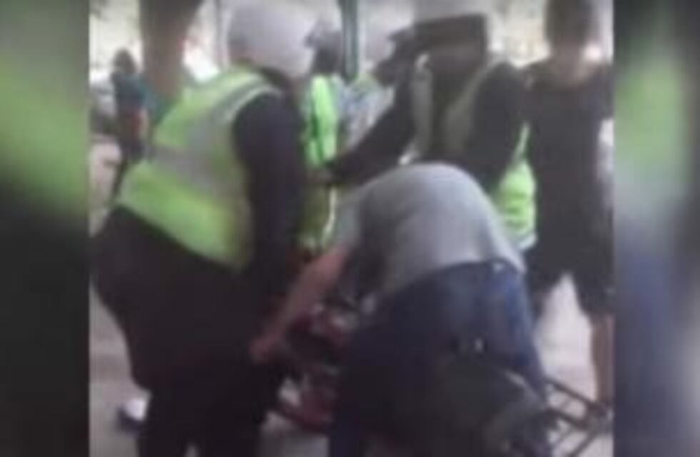 La violenta reacción de dos jóvenes cuando la Policía les secuestra la moto