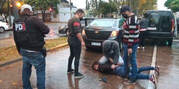 Los uniformados redujeron al sospechoso bajo la lluvia en Corrientes y Uriburu\u002E (AIC)