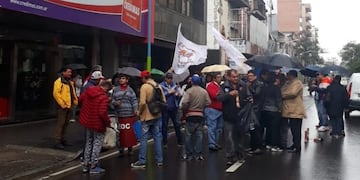 El SEOC se manifestó al frente de Credimás por los despidos de los trabajadores\u002E