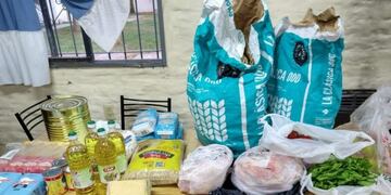 Entrega de alimentos a alumnos de la Universidad de San Luis