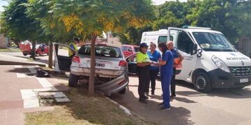 El Peugeot quedó incrustado contra un árbol (Vía Santa Rosa)