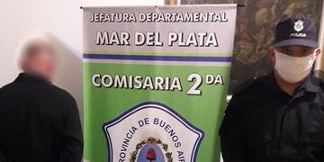 Violó la cuarentena para buscar al presunto amante de su esposa: rompió la puerta de su departamento (Foto: 0223)