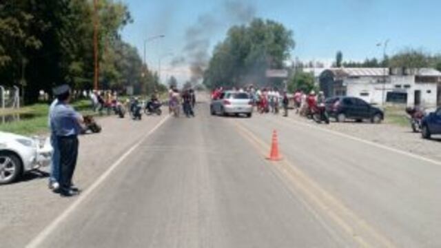 La protesta se reanudu00f3 sobre la calzada y Gendarmeru00eda Nacional fue a custodiar la zona.