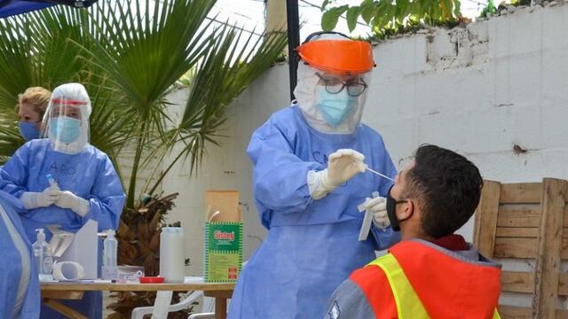 Los testeos e hisopados continúan realizándose en los centros hospitalarios.
