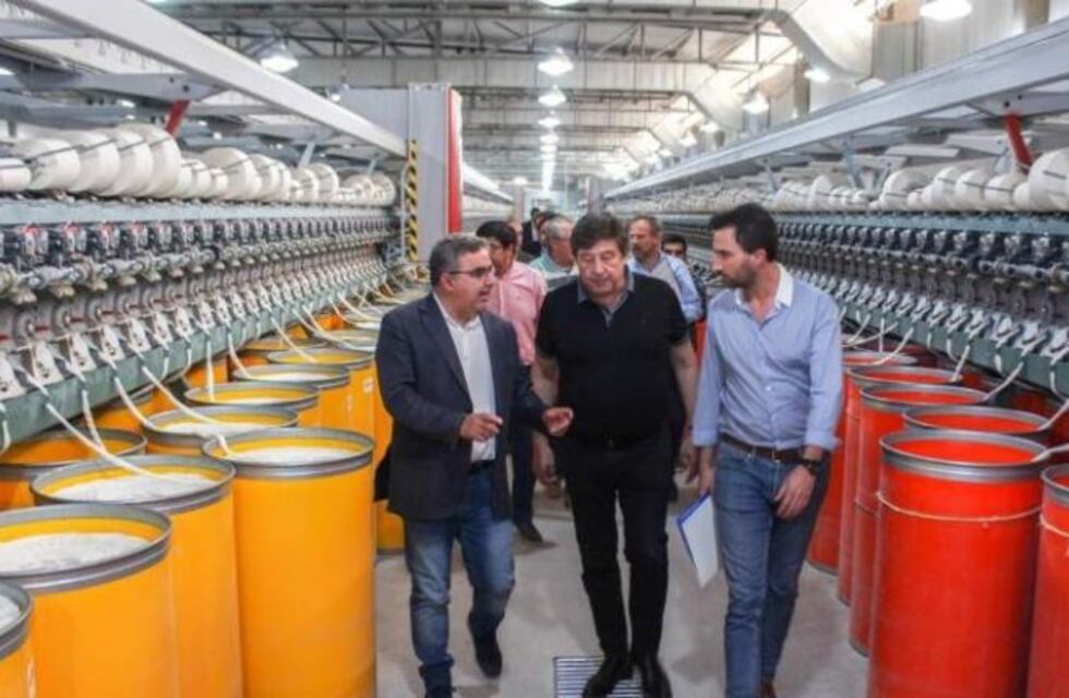 El gobernador Raúl Jalil recorrió la algodonera del Valle