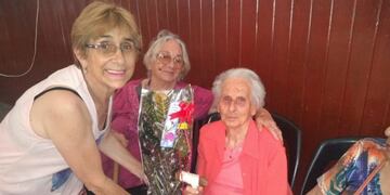 Encarnación Díaz cumplió 100 años y hubo festejo en el Centro de Jubilados Amigos de Yapeyú\u002E