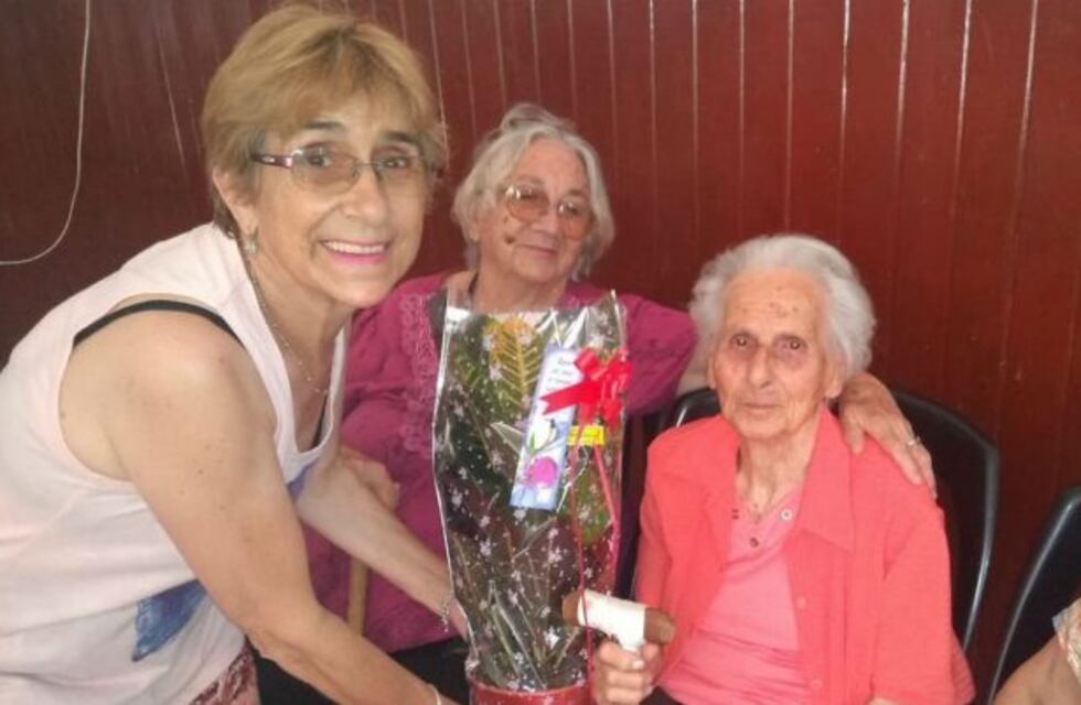 Barrio Yapeyú de festejo por los 100 años de Doña Encarnación