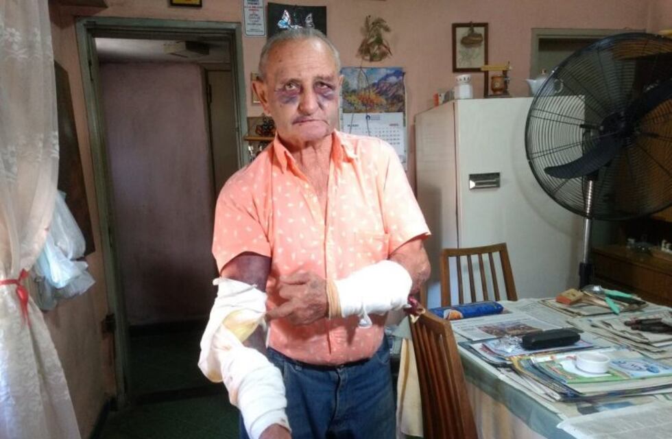 Salvaje agresión a un anciano al que le robaron sidras y una minipimer