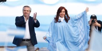 AME4574\u002E MAR DEL PLATA (ARGENTINA), 24/10/2019\u002E- El candidato a la Presidencia de Argentina, el opositor peronista Alberto Fernández (i), saluda a sus simpatizantes junto a su fórmula a la Vicepresidencia, la expresidenta Cristina Fernández de Kirchner (d), durante el acto de cierre de su campaña este jueves, en Mar del Plata (Argentina)\u002E Los seis candidatos a la Presidencia argentina celebran este jueves sus cierres de campaña para las elecciones del próximo domingo en diversos puntos del país, como en Córdoba, donde estará el actual mandatario, Mauricio Macri, y la costera Mar del Plata, escenario elegido por el favorito, el opositor peronista Alberto Fernández\u002E EFE/Juan Ignacio Roncoroni