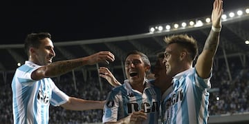 Argentina's Racing Club forward Lautaro Martinez (R) celebrates with teammates after scoring his third goal against Brazil's Cruzeiro during the Copa Libertadores 2018 Group E first leg football at Juan Domingo Peron stadium in Buenos Aires, Argentina, on February 27, 2018\u002E / AFP PHOTO / JUAN MABROMATA cancha racing lautaro martinez futbol copa libertadores 2018 futbol futbolistas racing club cruzeiro