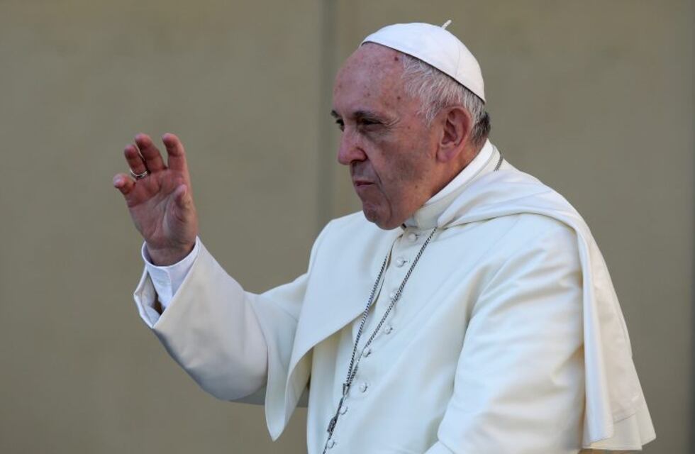 El Papa "atajó" una bandera de veteranos de guerra neuquinos en el Vaticano