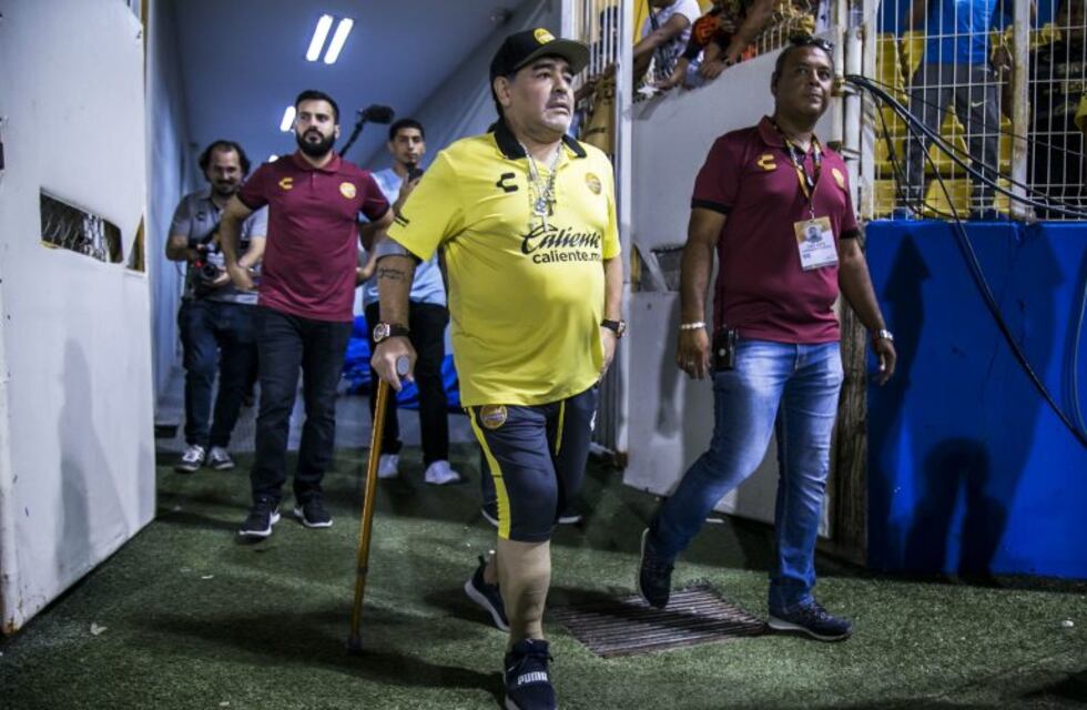 Diego Maradona fue operado con éxito de la rodilla derecha
