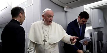El Papa Francisco (i) junto al portavoz del Vaticano, Alessandro Gisotti, responde a las preguntas de los periodistas durante un vuelo este domingo desde Panamá a Ciudad del Vaticano\u002E EFE/ Alessandra Tarantino /