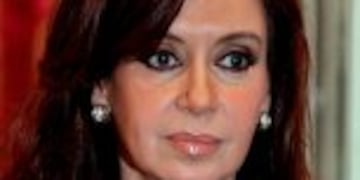 BAS08. BUENOS AIRES (ARGENTINA), 27/12/2016.- Fotografu00eda de archivo del 30 de octubre de 2007 de la expresidenta de Argentina Cristina Fernu00e1ndez de Kirchner. La Justicia argentina determinu00f3 hoy, 27 de diciembre de 2016, el procesamiento de la expresidenta Cristina Fernu00e1ndez de Kirchner (2007-2015) por asociaciu00f3n ilu00edcita y administraciu00f3n fraudulenta por presuntas irregularidades en la concesiu00f3n de obras pu00fablicas durante su mandato, informaron fuentes judiciales. EFE/Cu00e9zaro De Luca ciudad de buenos aires Cristina Fernandez de Kirchner ex presidenta de la nacion investigacion casos de corrupcion