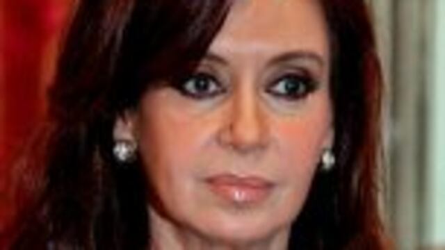 BAS08. BUENOS AIRES (ARGENTINA), 27/12/2016.- Fotografu00eda de archivo del 30 de octubre de 2007 de la expresidenta de Argentina Cristina Fernu00e1ndez de Kirchner. La Justicia argentina determinu00f3 hoy, 27 de diciembre de 2016, el procesamiento de la expresidenta Cristina Fernu00e1ndez de Kirchner (2007-2015) por asociaciu00f3n ilu00edcita y administraciu00f3n fraudulenta por presuntas irregularidades en la concesiu00f3n de obras pu00fablicas durante su mandato, informaron fuentes judiciales. EFE/Cu00e9zaro De Luca ciudad de buenos aires Cristina Fernandez de Kirchner ex presidenta de la nacion investigacion casos de corrupcion