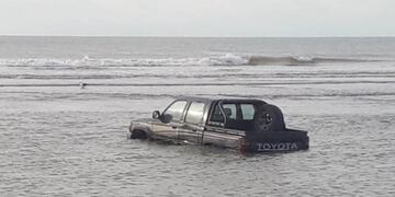 La camioneta quedó atrapada en el agua\u002E