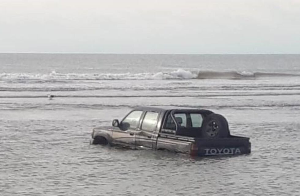 El Cóndor: fue a pescar y su camioneta quedó bajo el agua