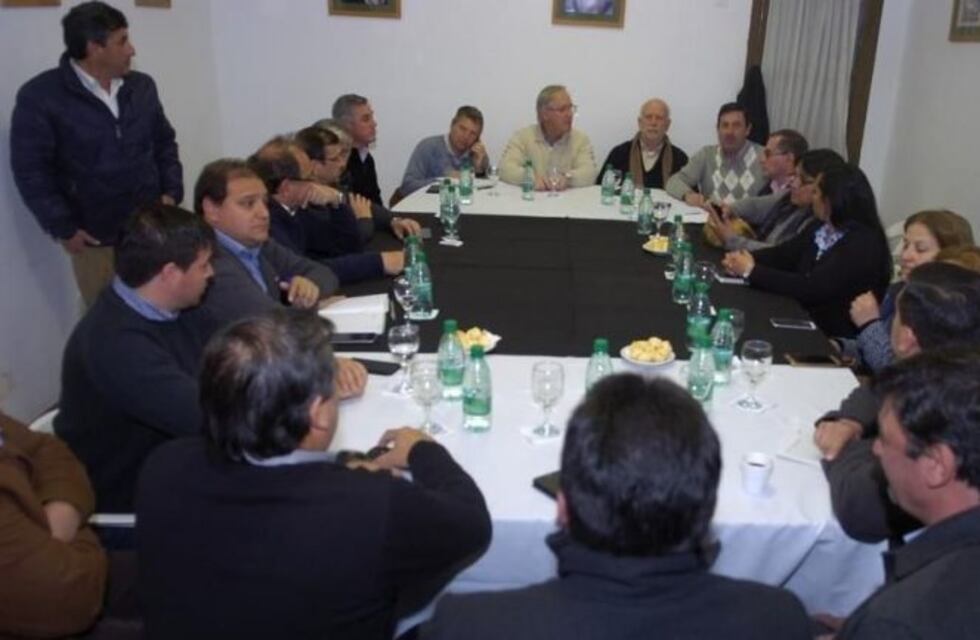 Valdés se reunirá con los intendentes para compensarlos por la quita del Fondo sojero