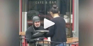 Tomó un cafecito bajo la lluvia y se vistió para la ocasión  (instagram Leonardo Flotta)