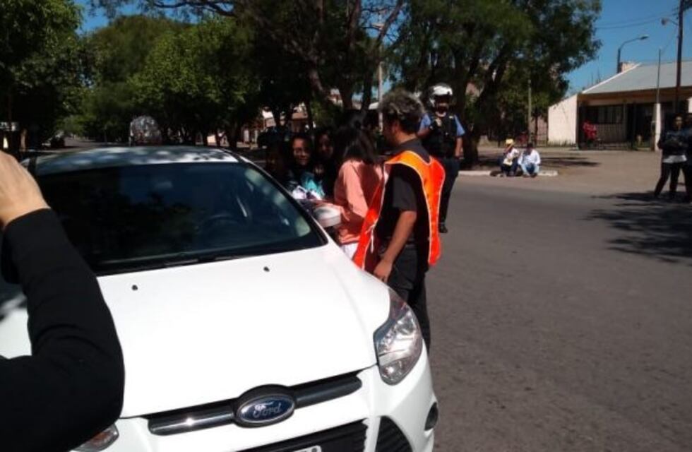 Los alumnos salen a la calle para crear conciencia vial
