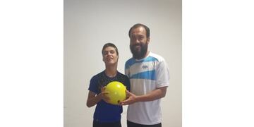 Es no vidente, sueña con ser futbolista y recibió una pelota adaptada