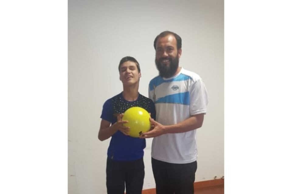 Es no vidente, sueña con ser futbolista y recibió una pelota adaptada