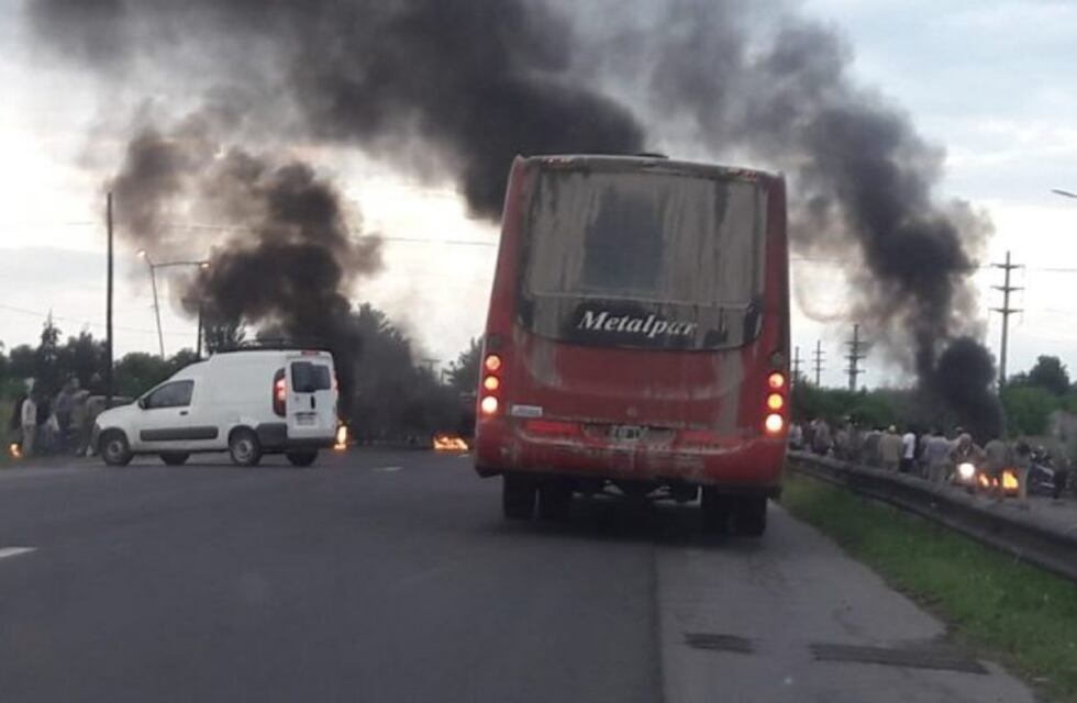 La ruta 38 se encuentra cortada por trabajadores del ingenio Santa Rosa