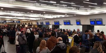 Hay demoras y cancelaciones en Aeroparque por asambleas de empleados (Foto: Twitter @Aeronavegantes)